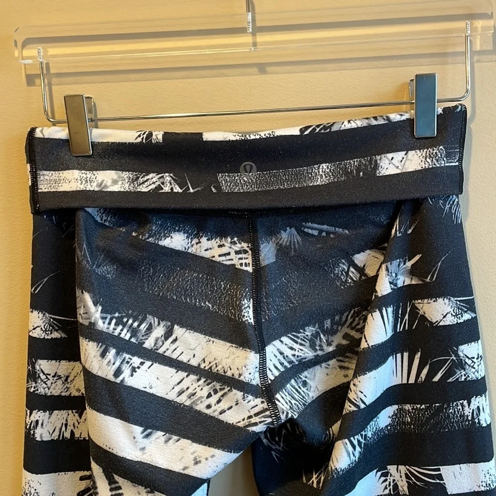 Lululemon Wunder Under Roll Down in Shady Palms Size 8